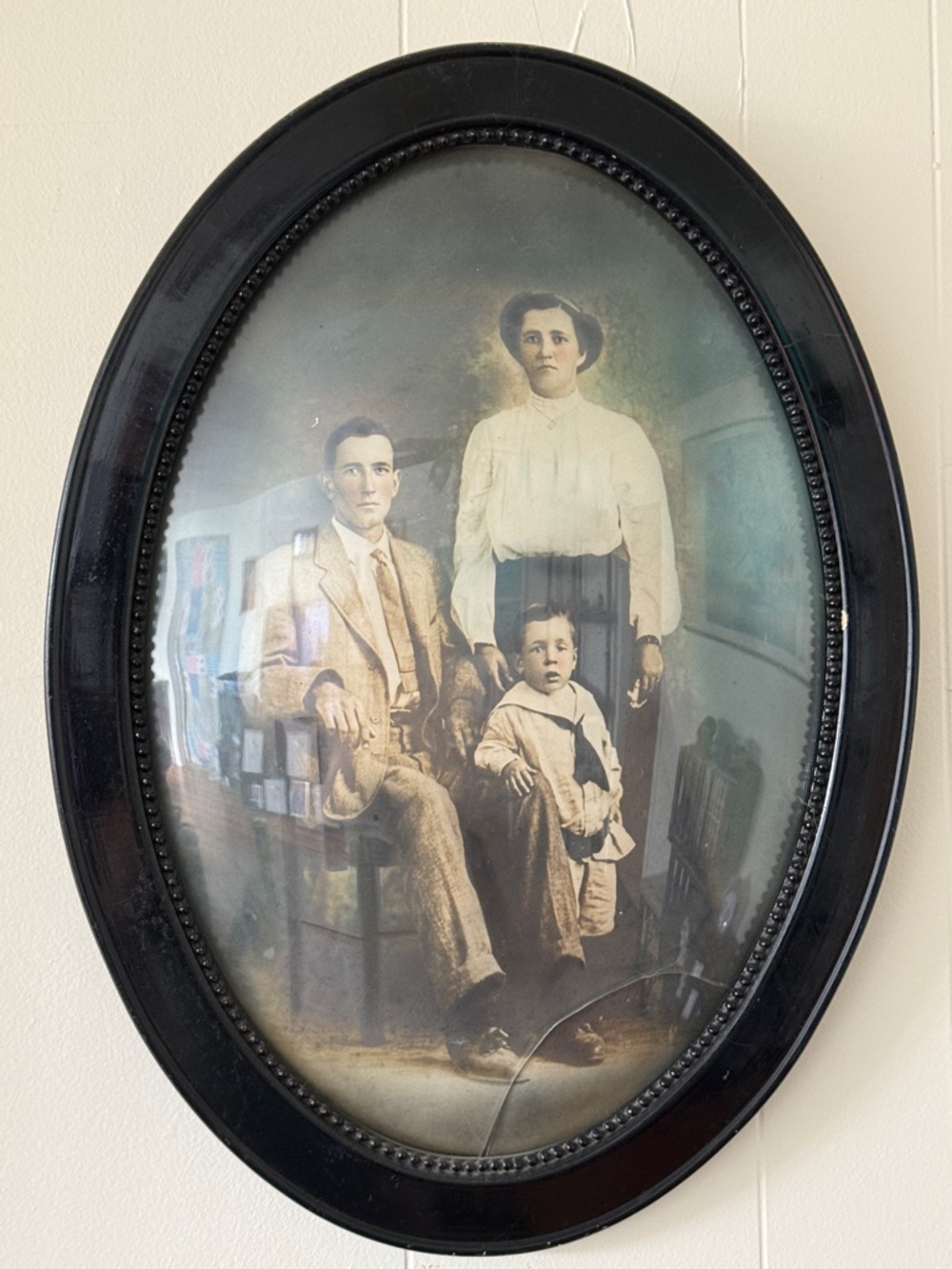 Antique Oval Family Picture in Wooden Frame w/Convex/Domed/Curved glass. 16”x22”